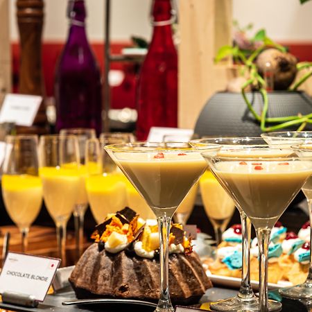 Mercure Hyderabad Kcp Banjara Hills, An Accor Hotel מראה חיצוני תמונה A dessert buffet