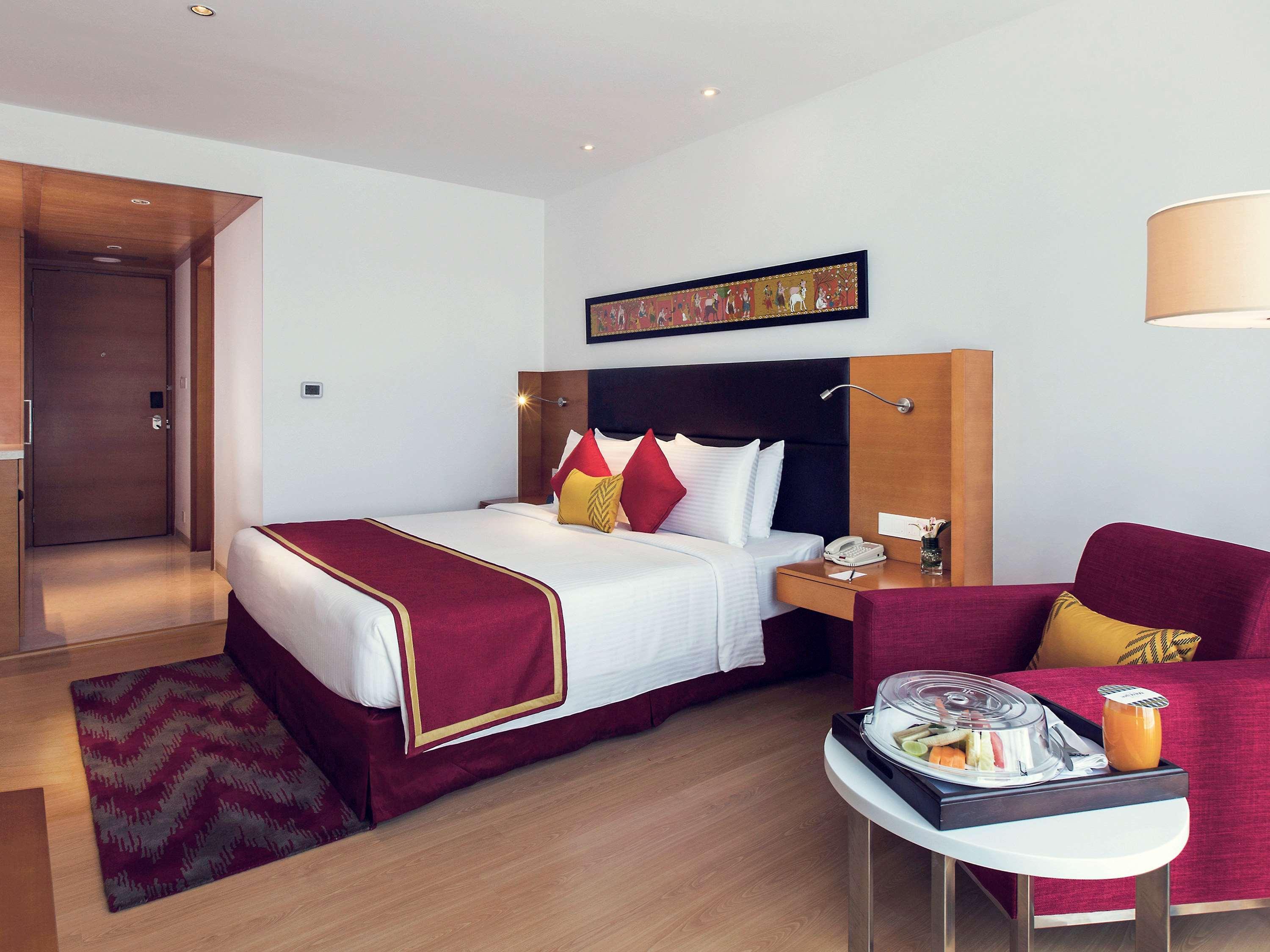 Mercure Hyderabad Kcp Banjara Hills, An Accor Hotel מראה חיצוני תמונה A room at the hotel