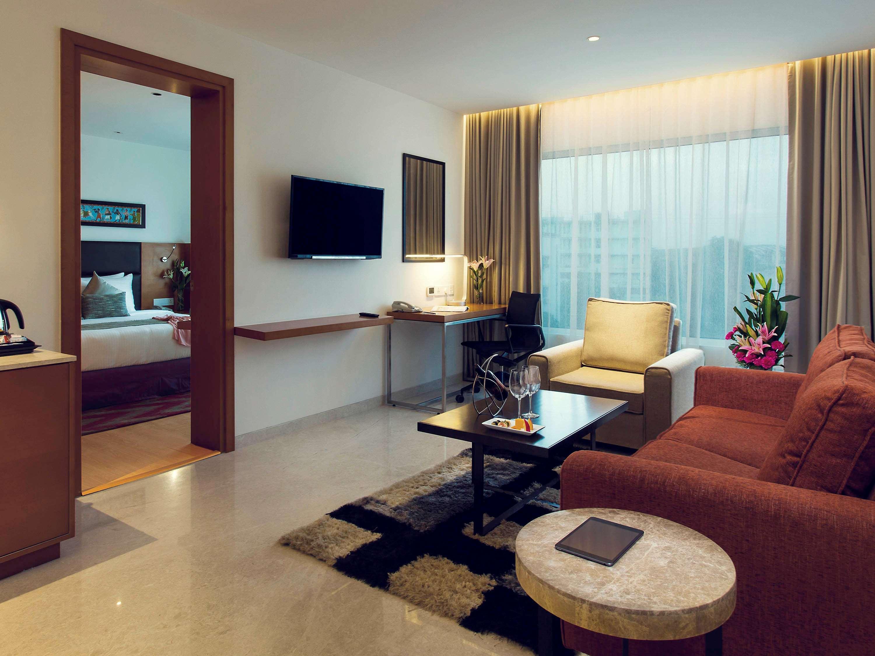 Mercure Hyderabad Kcp Banjara Hills, An Accor Hotel מראה חיצוני תמונה Suite room at the hotel