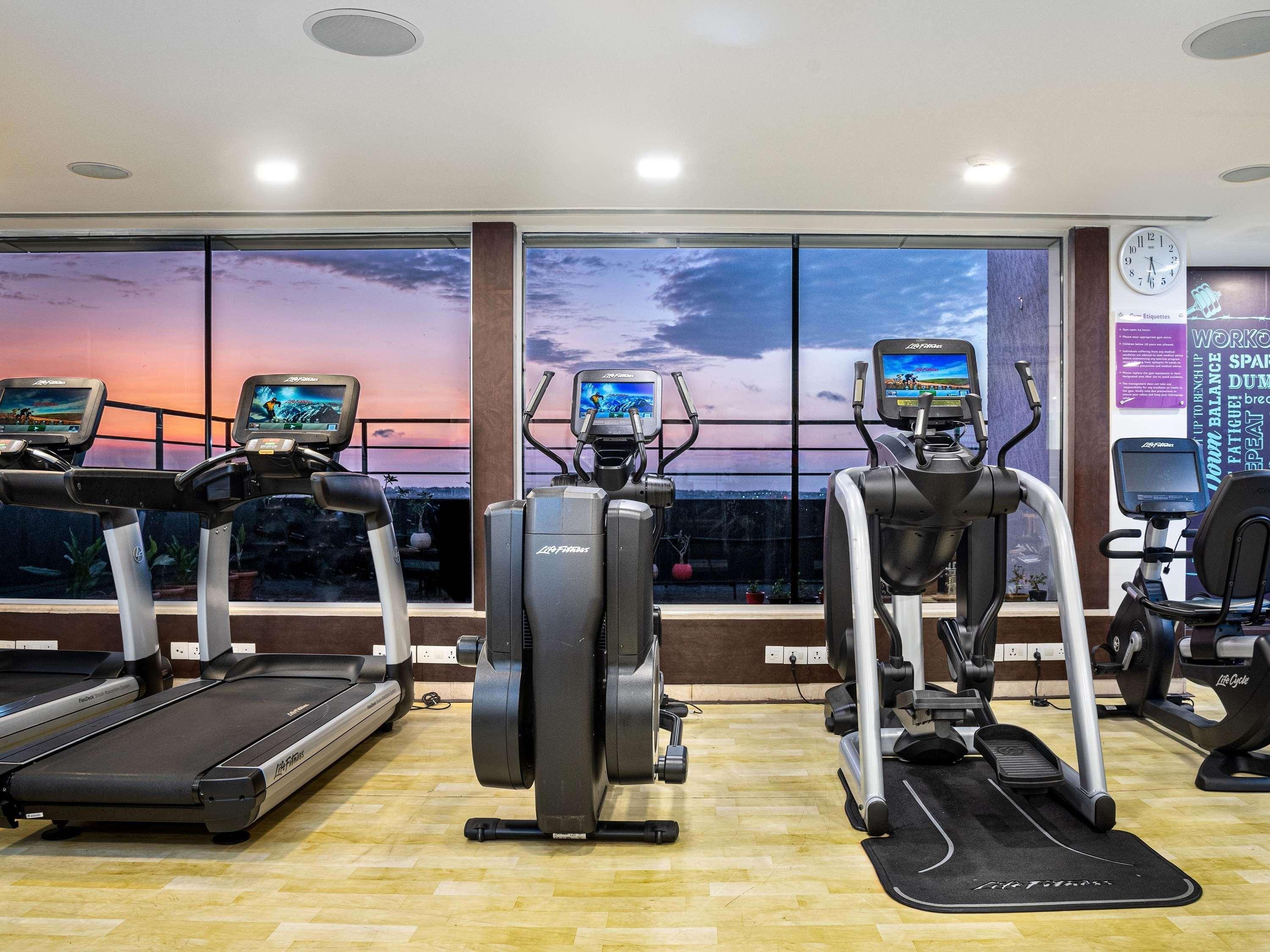 Mercure Hyderabad Kcp Banjara Hills, An Accor Hotel מראה חיצוני תמונה The gym at the hotel