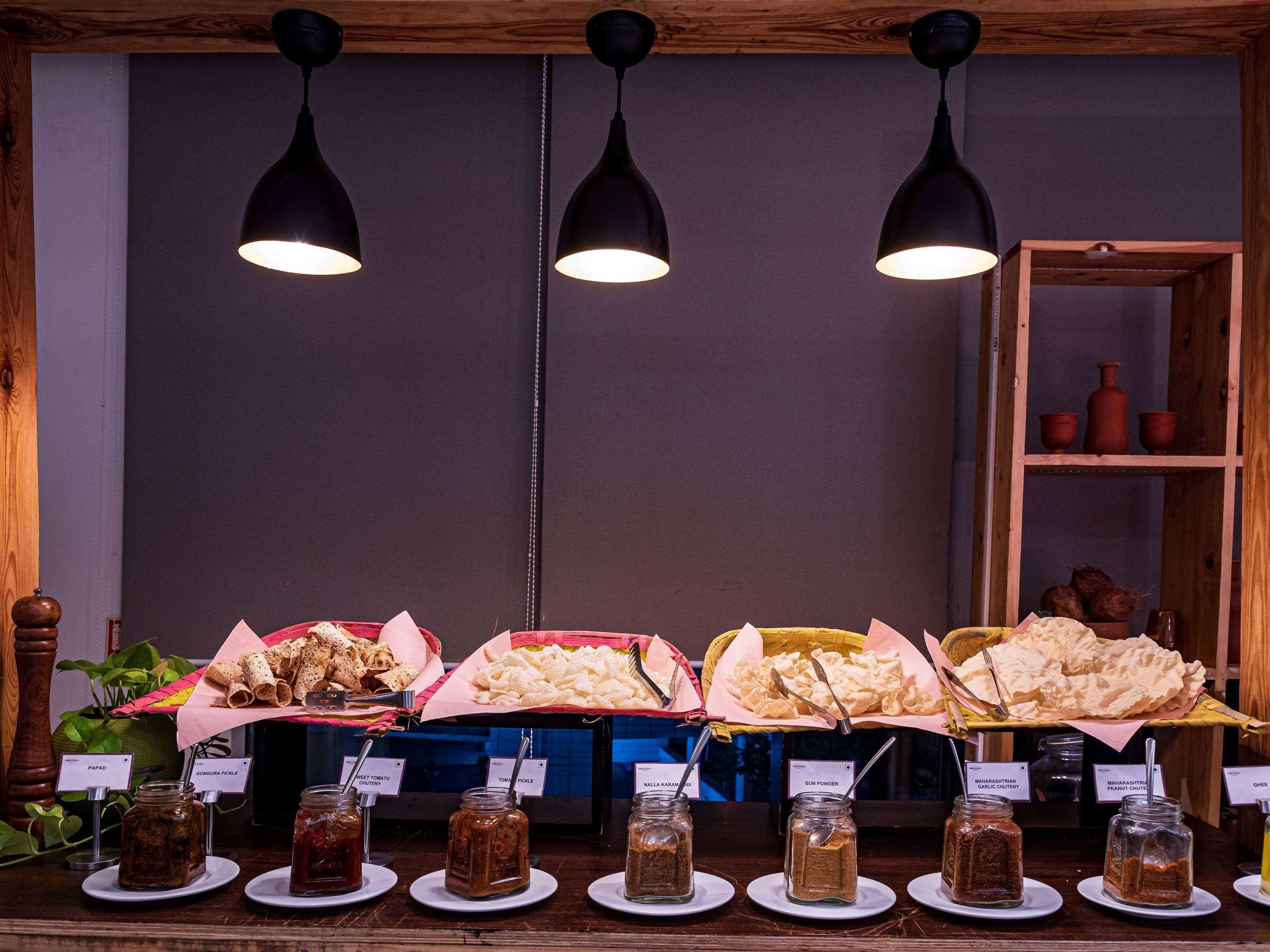Mercure Hyderabad Kcp Banjara Hills, An Accor Hotel מראה חיצוני תמונה A selection of Thai desserts