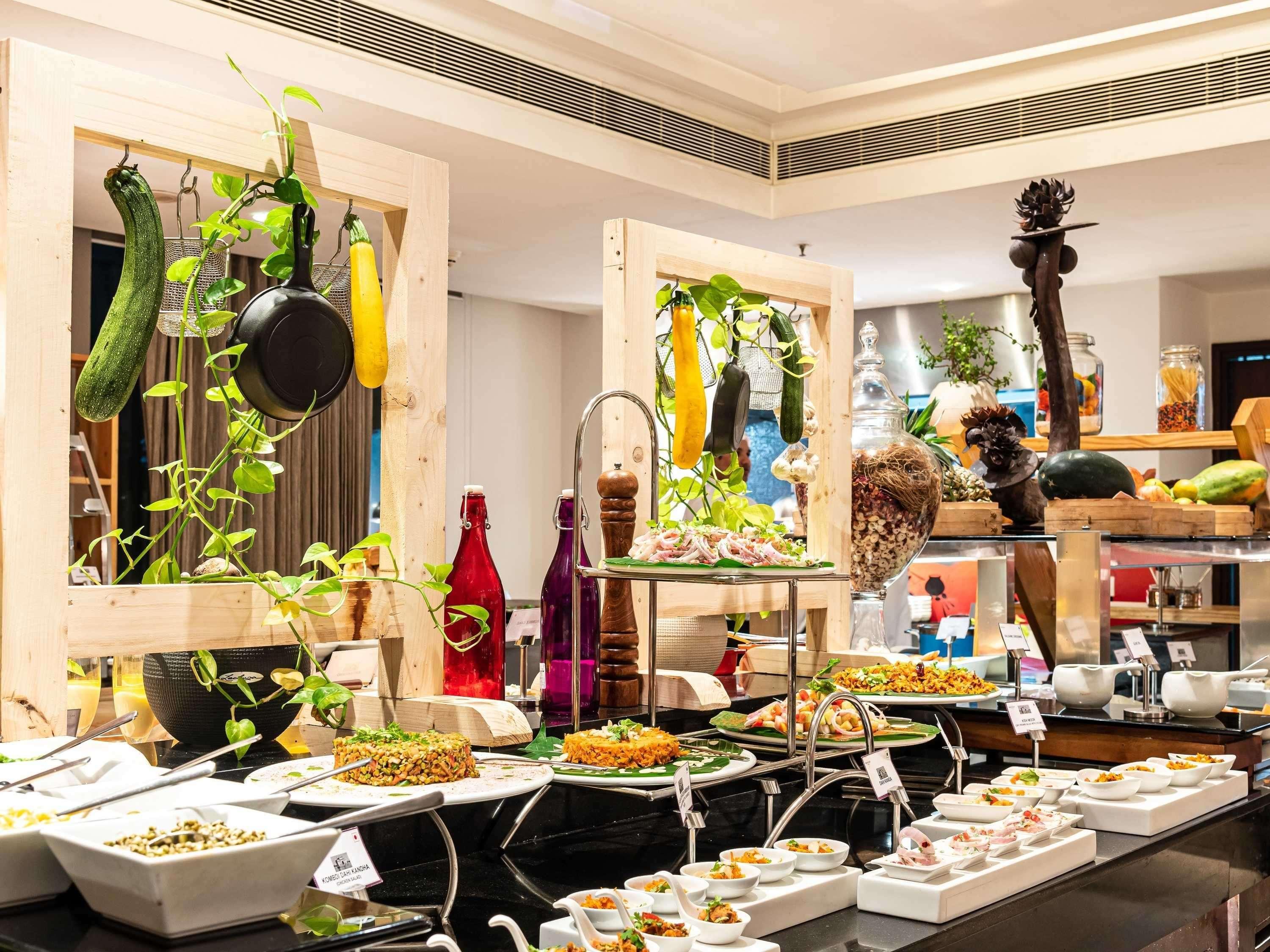 Mercure Hyderabad Kcp Banjara Hills, An Accor Hotel מראה חיצוני תמונה A buffet at a hotel