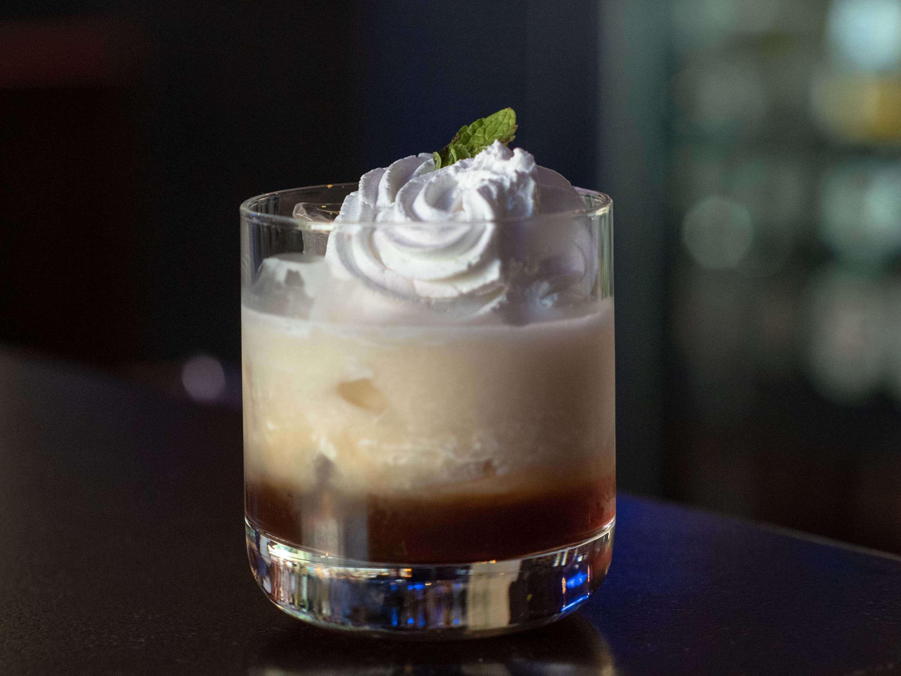 Mercure Hyderabad Kcp Banjara Hills, An Accor Hotel מראה חיצוני תמונה A white Russian