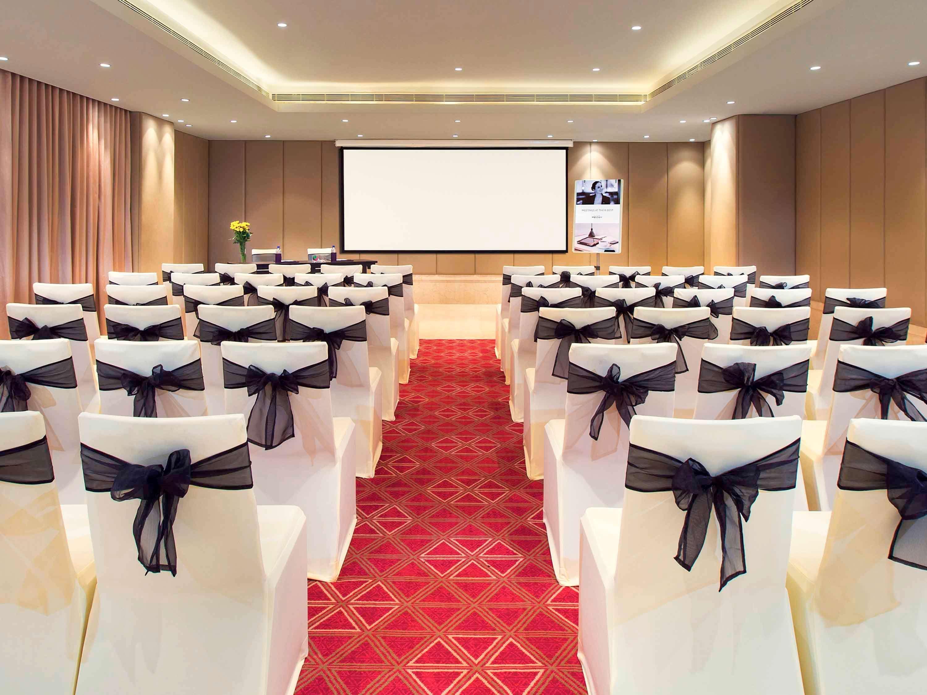 Mercure Hyderabad Kcp Banjara Hills, An Accor Hotel מראה חיצוני תמונה Meeting room