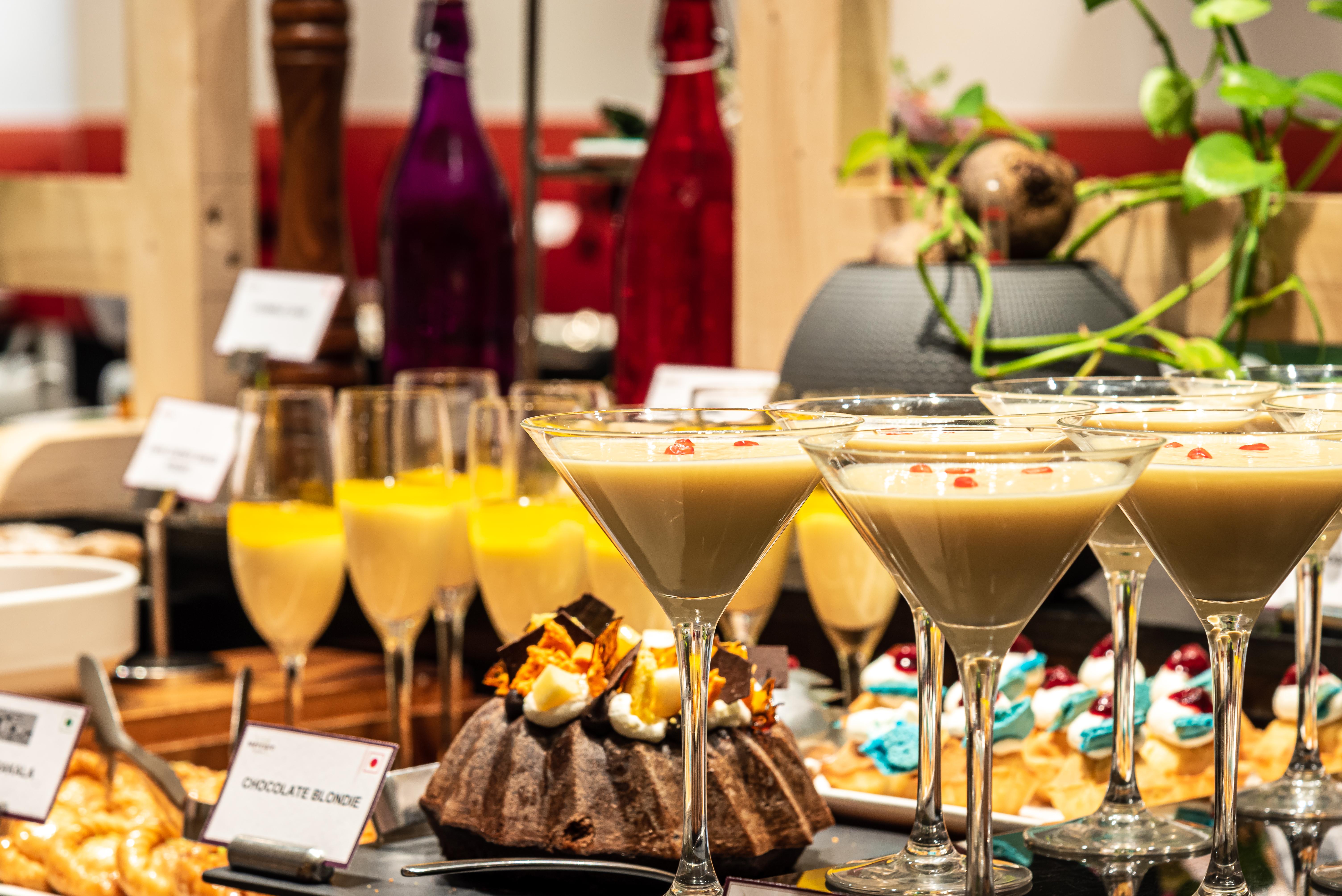 Mercure Hyderabad Kcp Banjara Hills, An Accor Hotel מראה חיצוני תמונה A dessert buffet