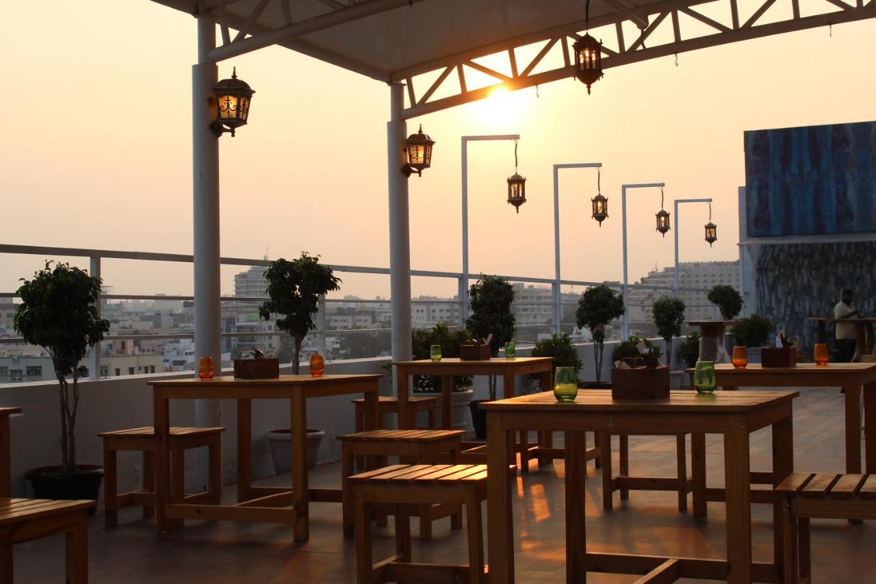 Mercure Hyderabad Kcp Banjara Hills, An Accor Hotel מראה חיצוני תמונה Rooftop bar in Bangkok