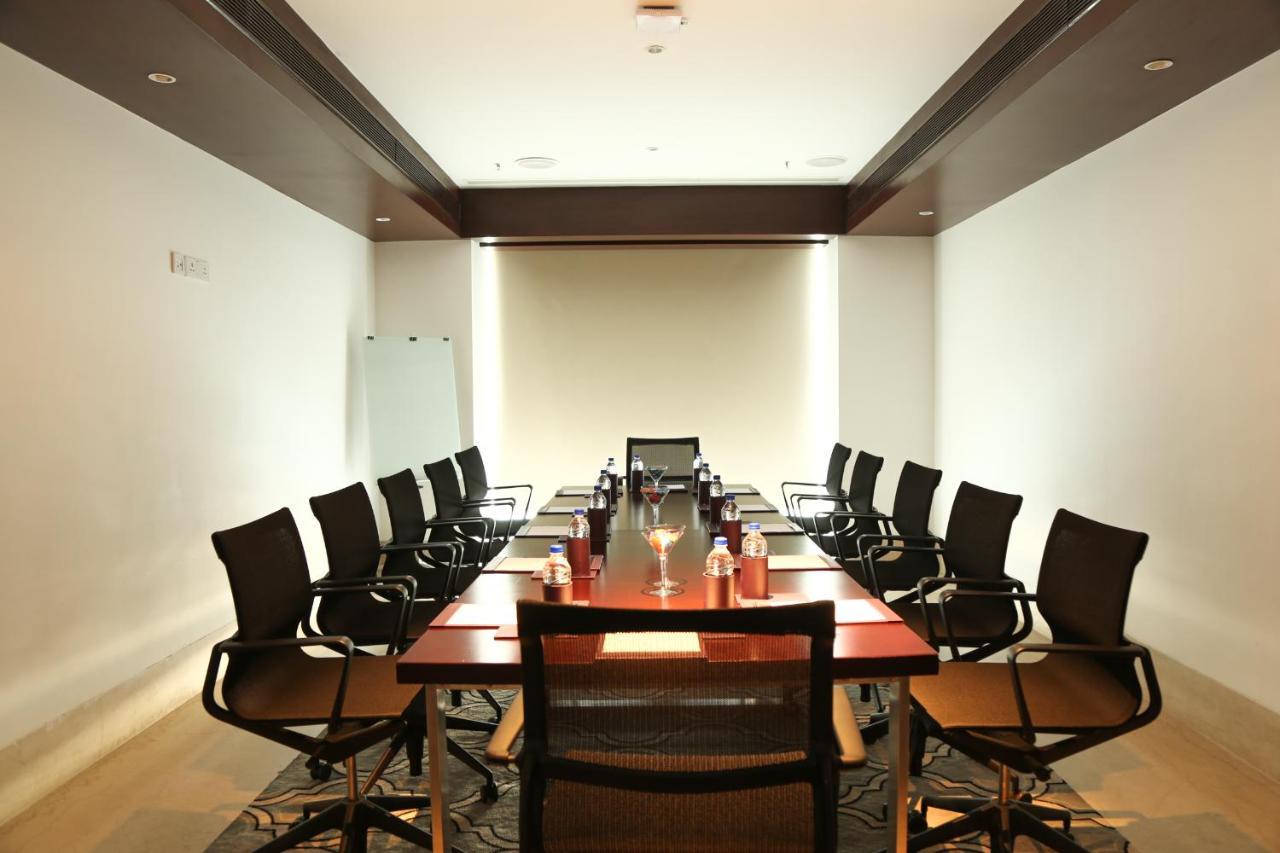 Mercure Hyderabad Kcp Banjara Hills, An Accor Hotel מראה חיצוני תמונה A boardroom