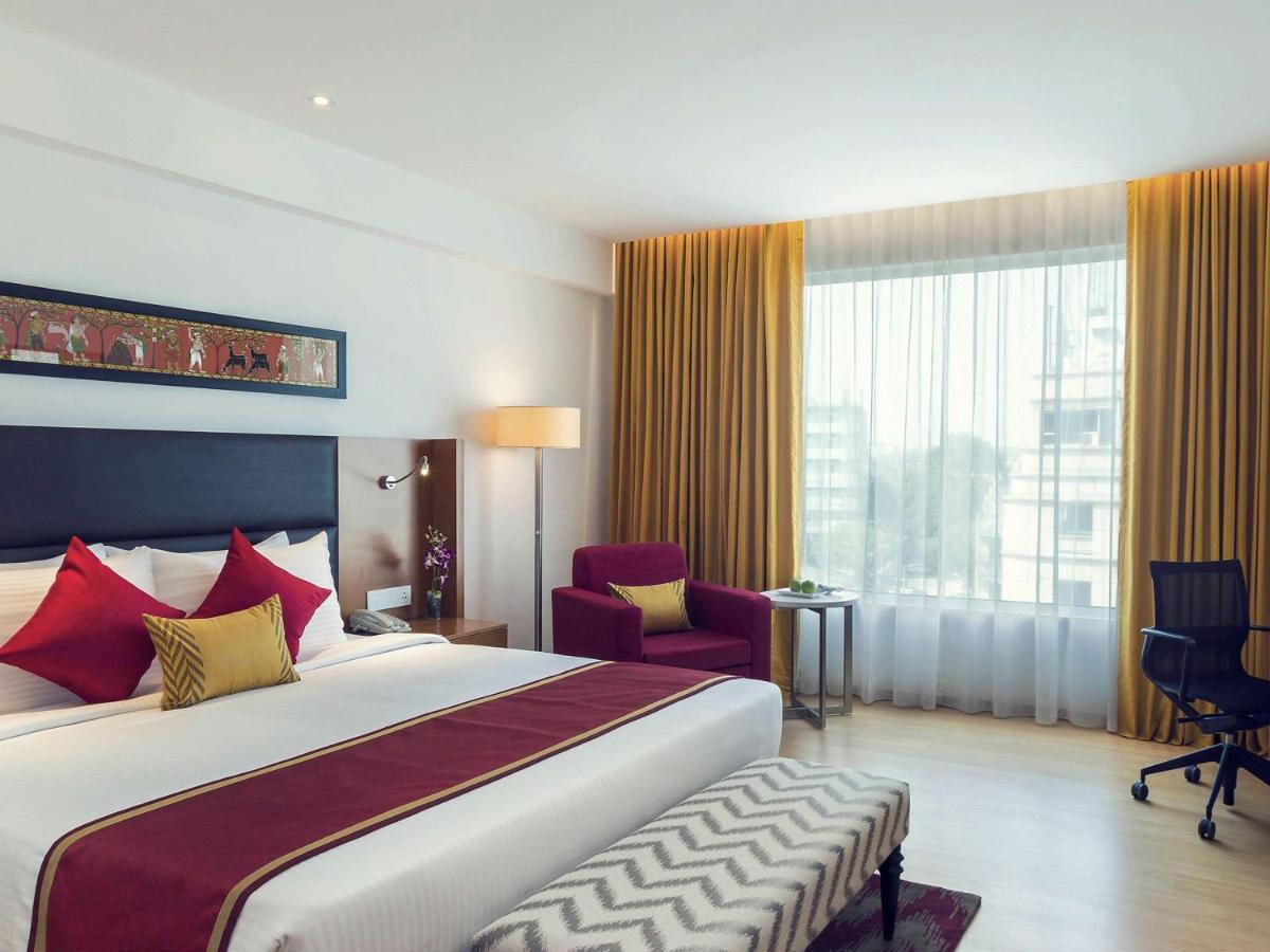 Mercure Hyderabad Kcp Banjara Hills, An Accor Hotel מראה חיצוני תמונה A room at the hotel